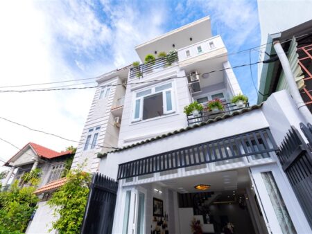 Nhà phố 10/56A Lạc Long Quân