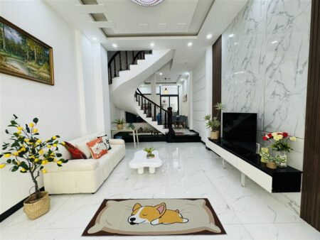 Nhà nguyên căn 10/4B Lạc Long Quân